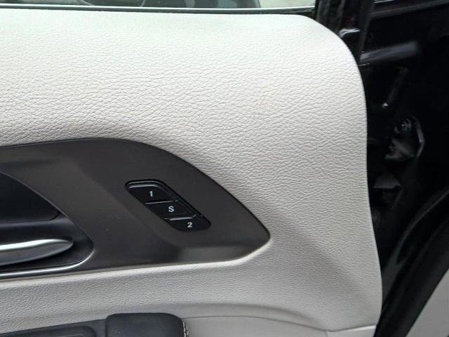 Used 2024 Chrysler Pacifica SELECT image 23