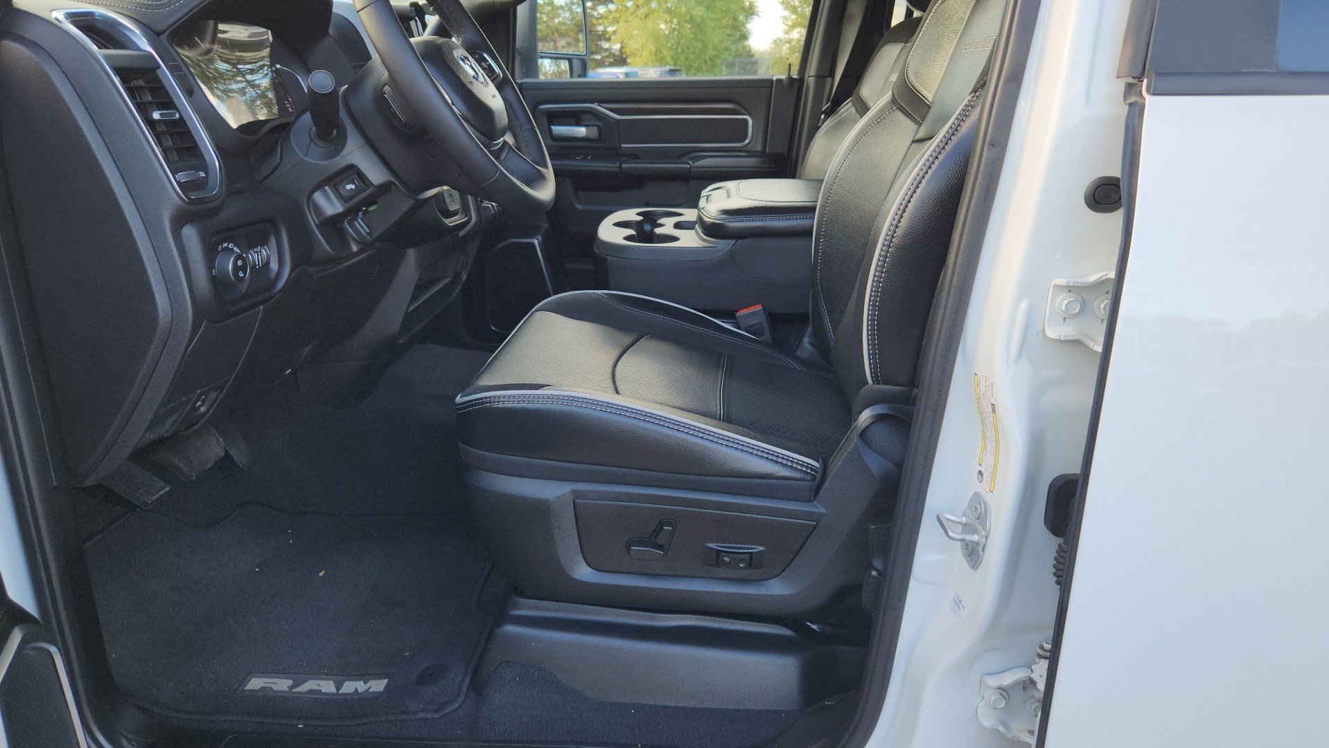 Used 2025 RAM 2500 Laramie AWD/4WD image 18