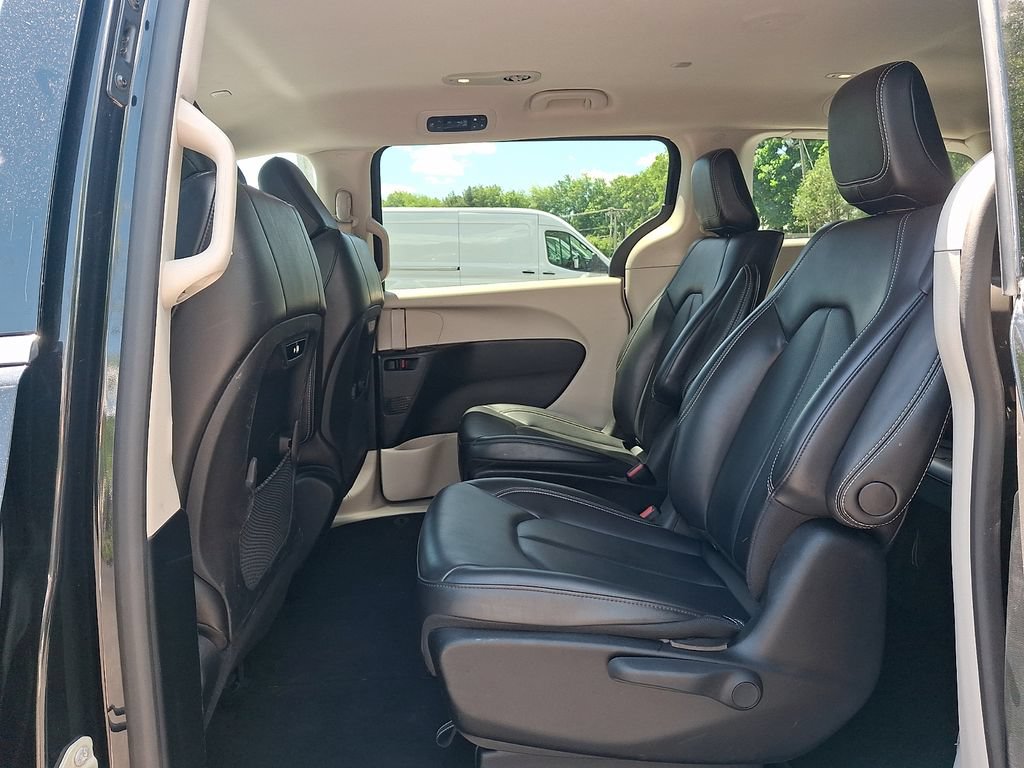 Used 2023 Chrysler Pacifica Touring-L FWD image 11