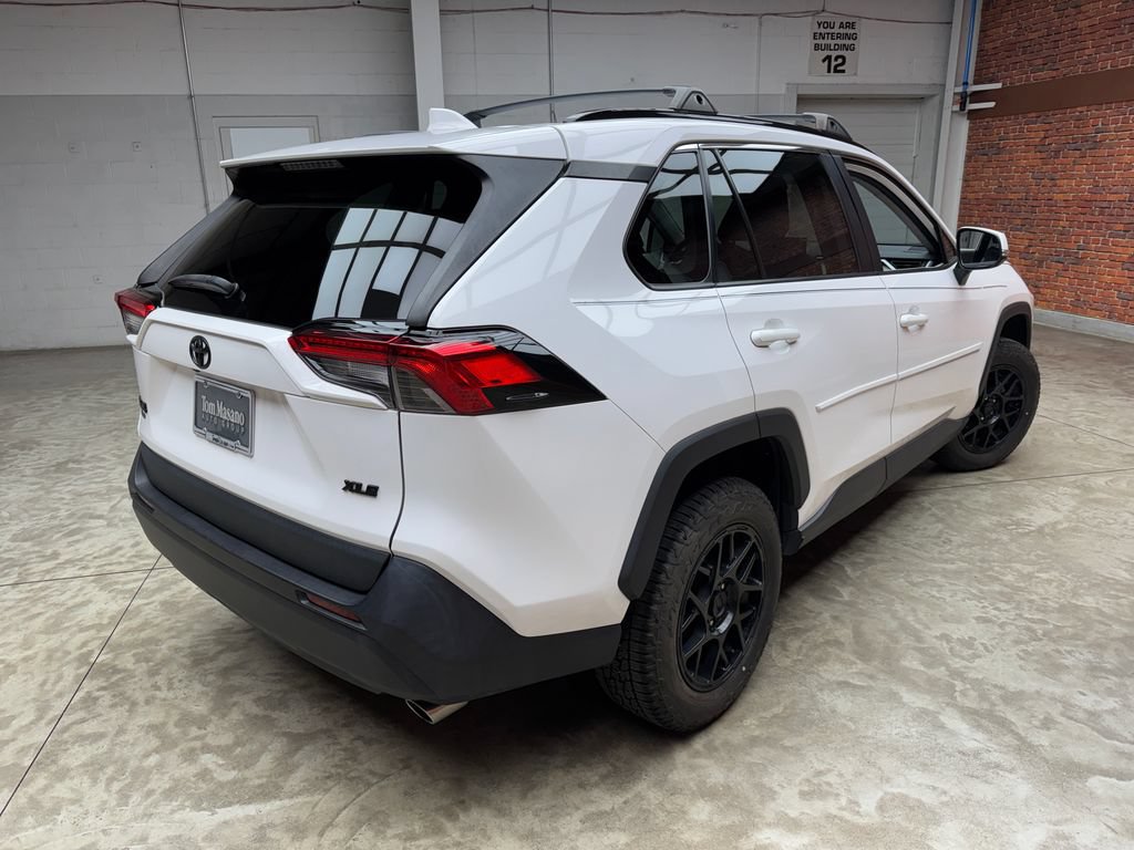 Used 2021 Toyota RAV4 XLE FWD image 5