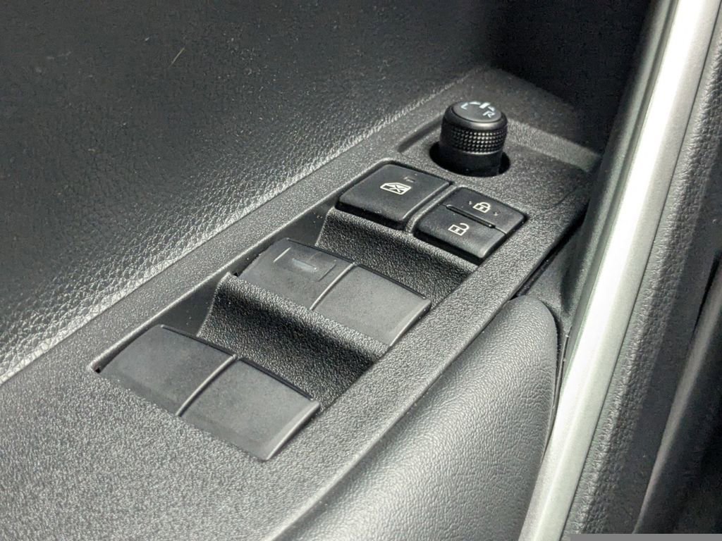 Used 2026 Toyota Corolla Cross L image 24