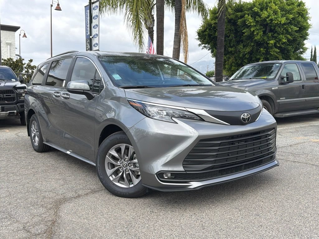 Used 2026 Toyota Sienna XLE FWD image 3
