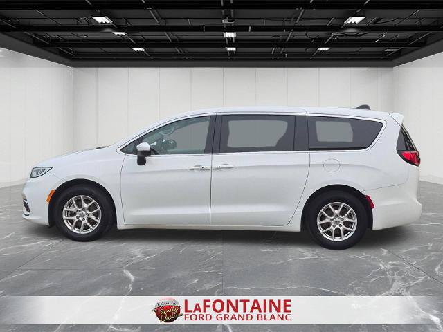 Used 2023 Chrysler Pacifica Touring-L FWD image 2