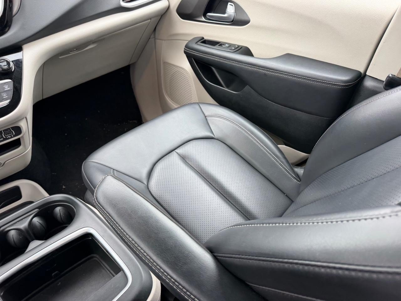 Used 2024 Chrysler Pacifica Touring-L FWD image 20