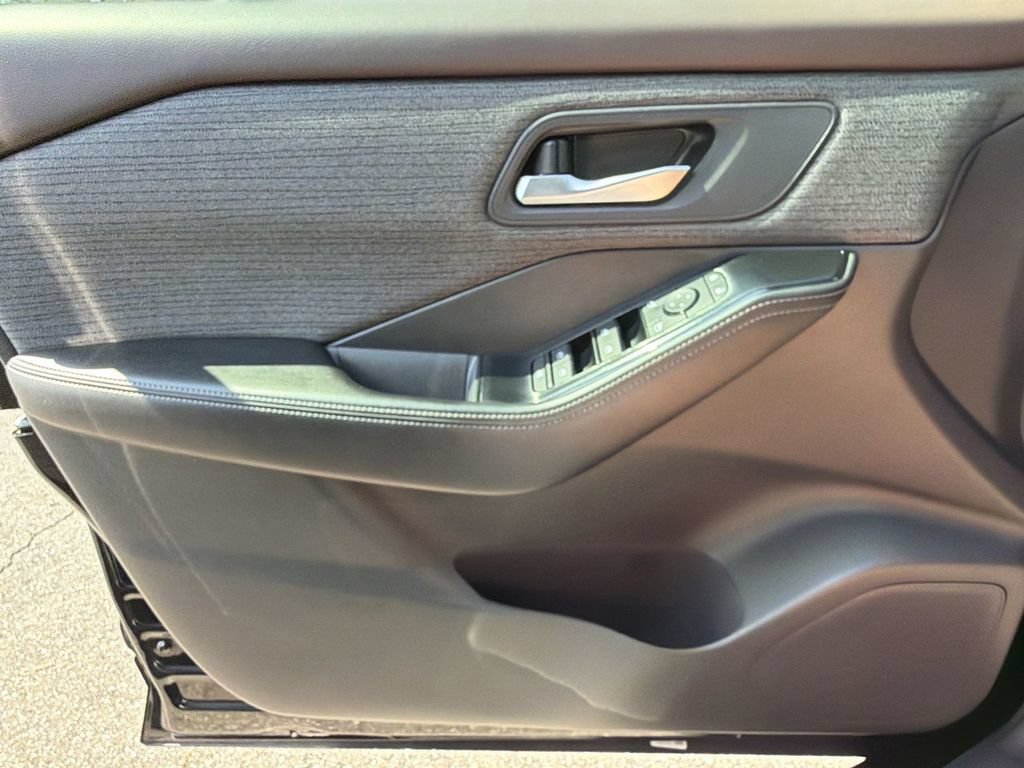 Used 2023 Nissan Rogue SV FWD image 20