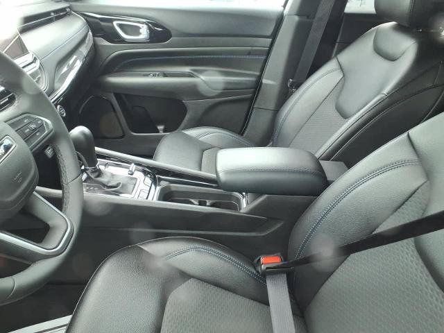 Used 2025 Jeep Compass Latitude w/ Altitude Special Edition AWD/4WD image 5