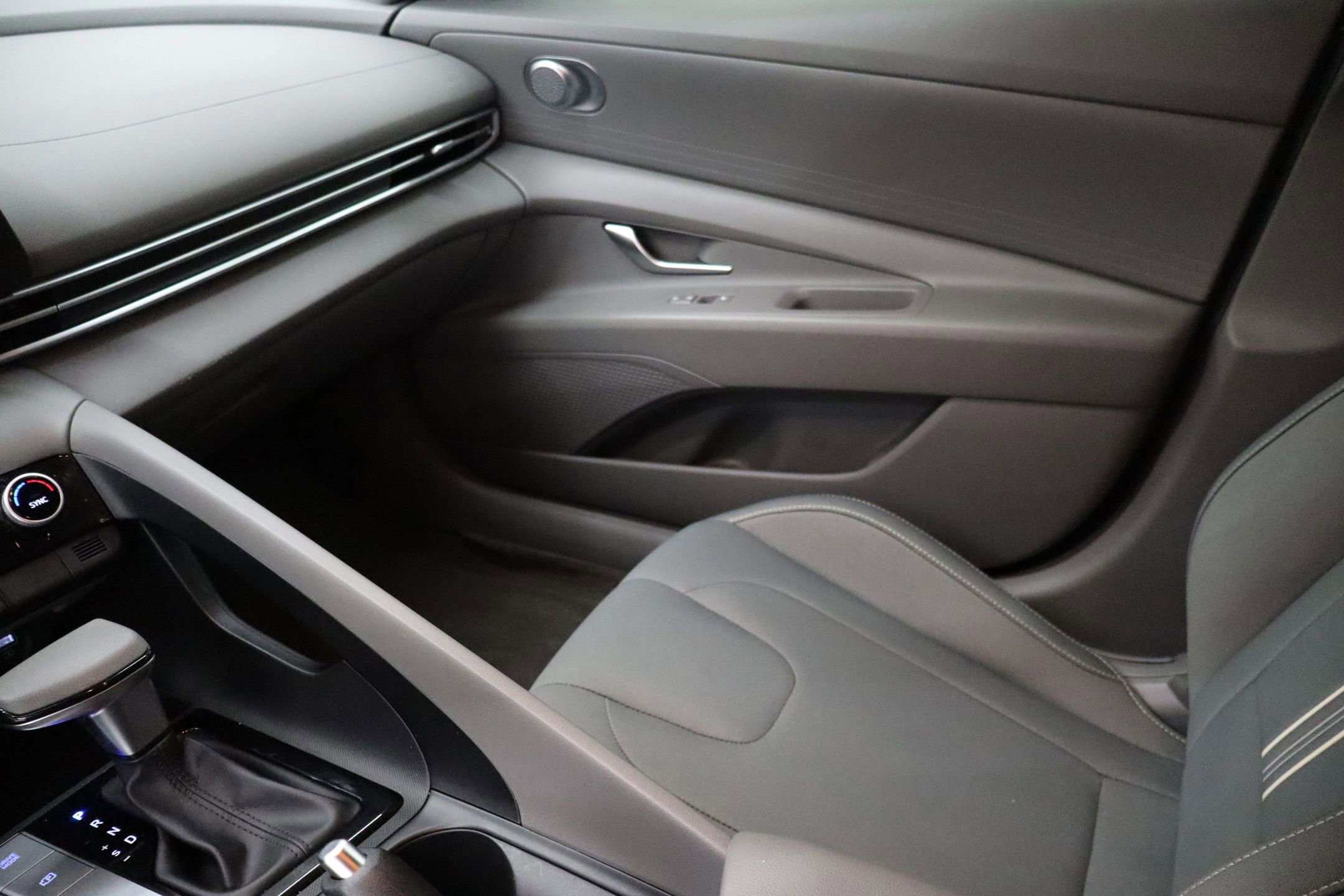 Used 2022 Hyundai Elantra SEL w/ Preferred Accessory Package image 22