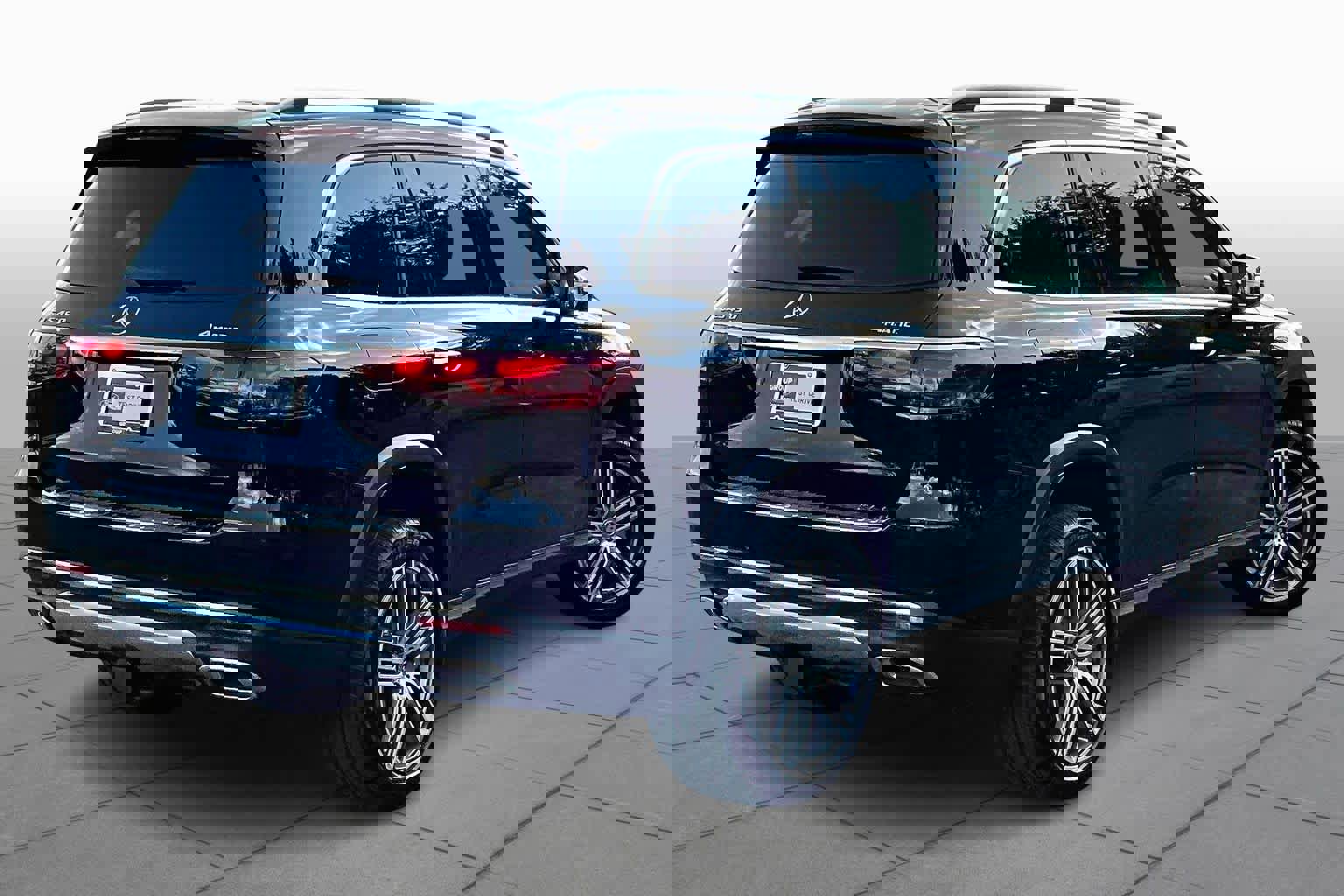 Used 2025 Mercedes-Benz GLS 450 4MATIC image 4