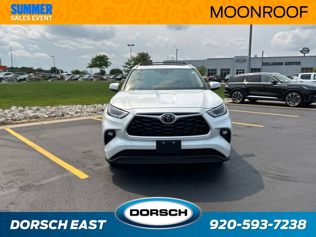 Used 2022 Toyota Highlander XLE AWD/4WD image 3
