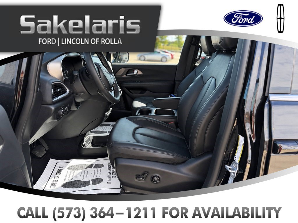 Used 2025 Chrysler Pacifica Select FWD image 12
