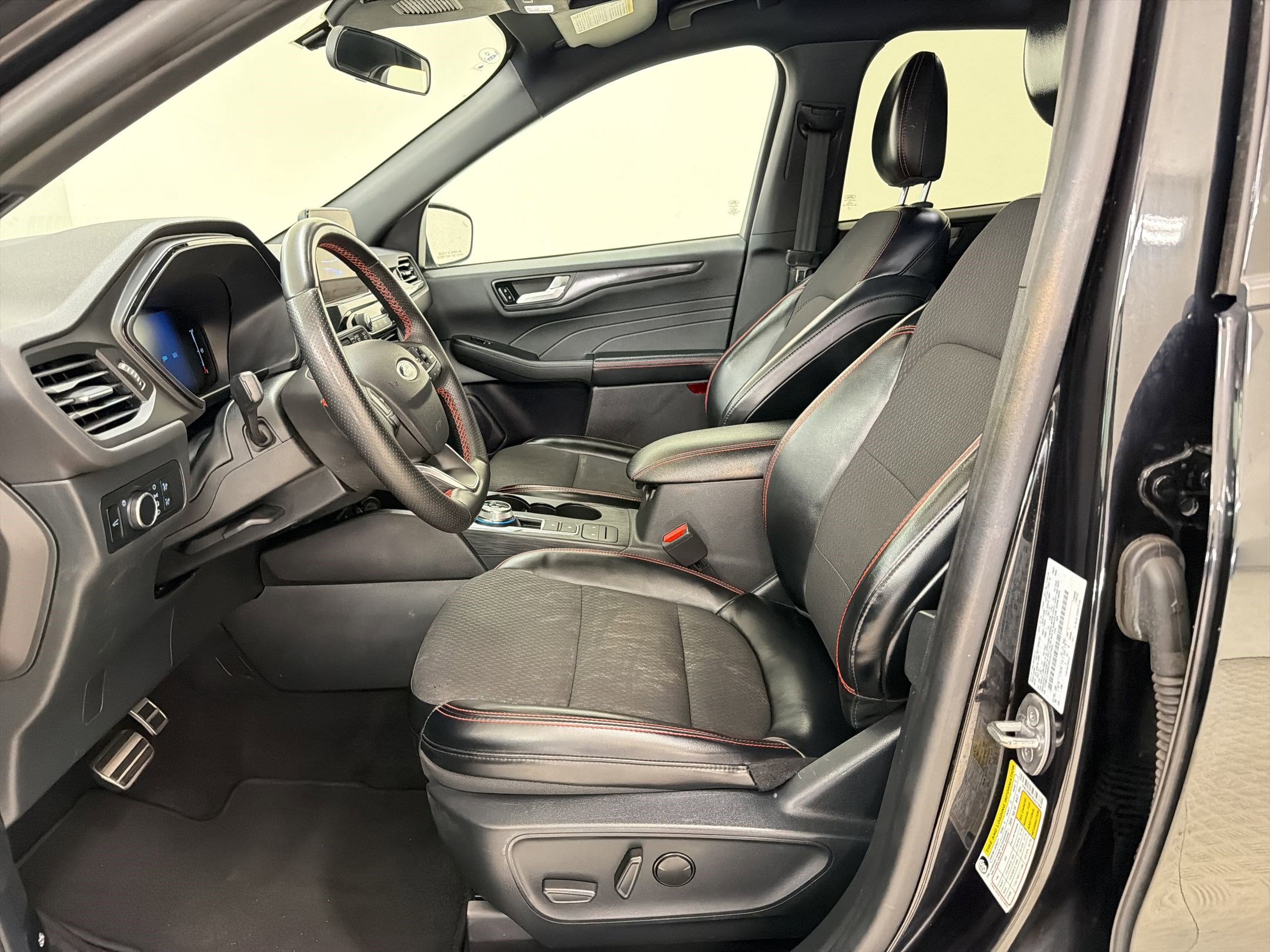 Certified 2024 Ford Escape ST-Line AWD/4WD image 5