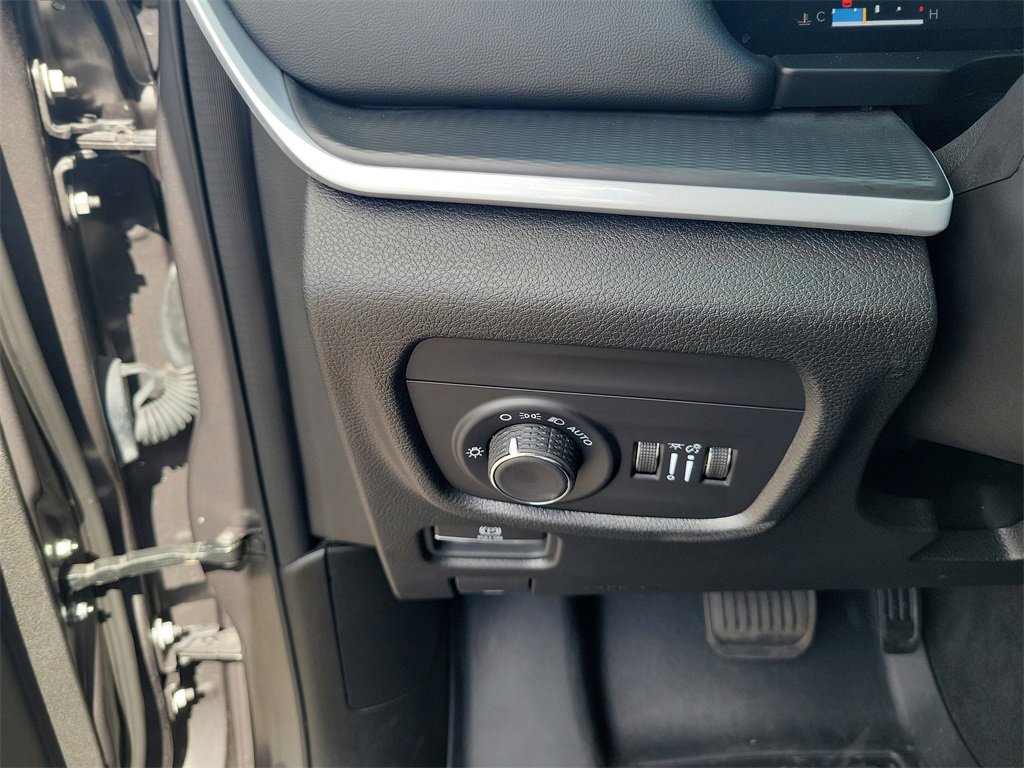 Used 2024 Jeep Grand Cherokee Laredo X image 28