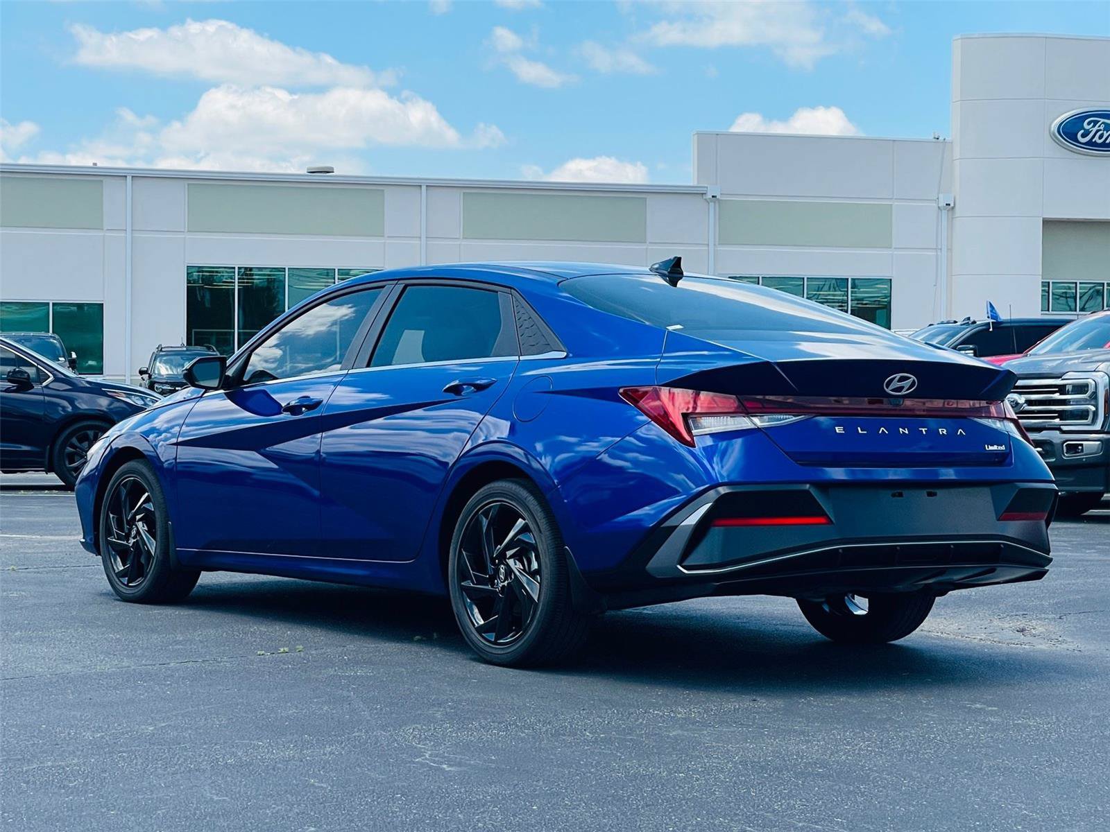 Used 2025 Hyundai Elantra Limited FWD image 7