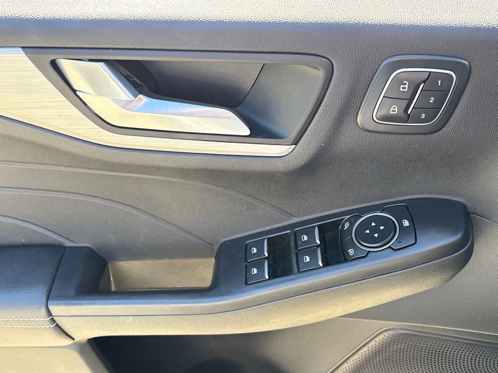 Certified 2025 Ford Escape SE w/ PHEV Premium Package image 16