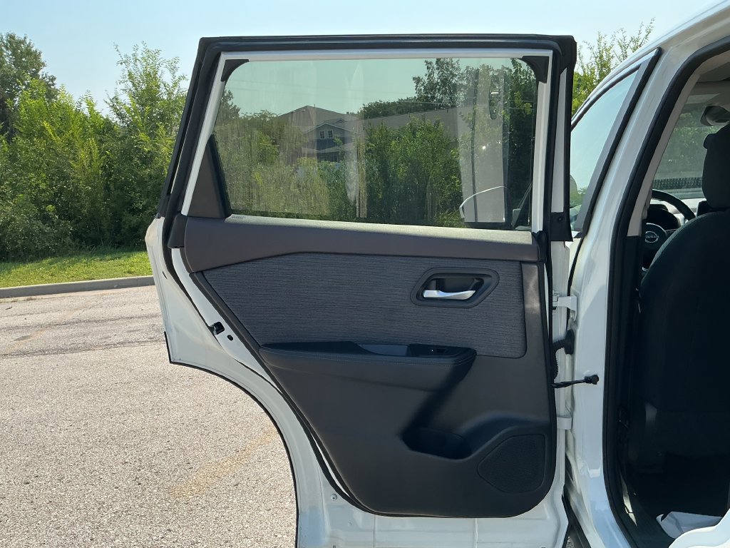 Used 2023 Nissan Rogue SV AWD/4WD image 14