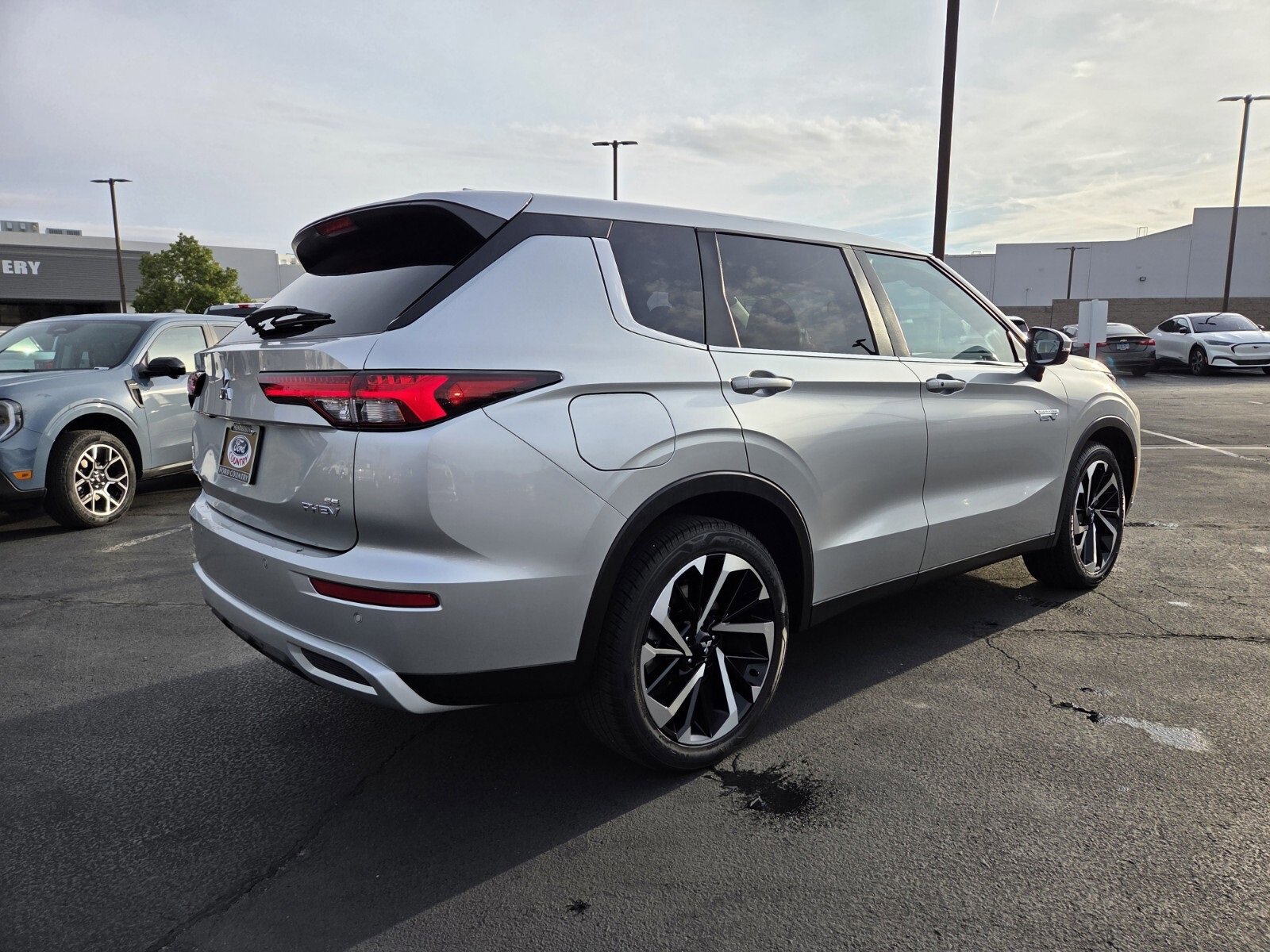 Used 2024 Mitsubishi Outlander 4WD Plug-In Hybrid image 5