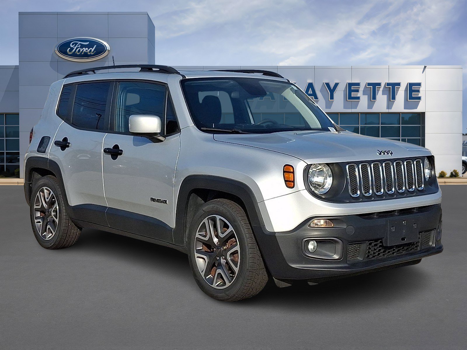 Used 2018 Jeep Renegade Latitude FWD image 1