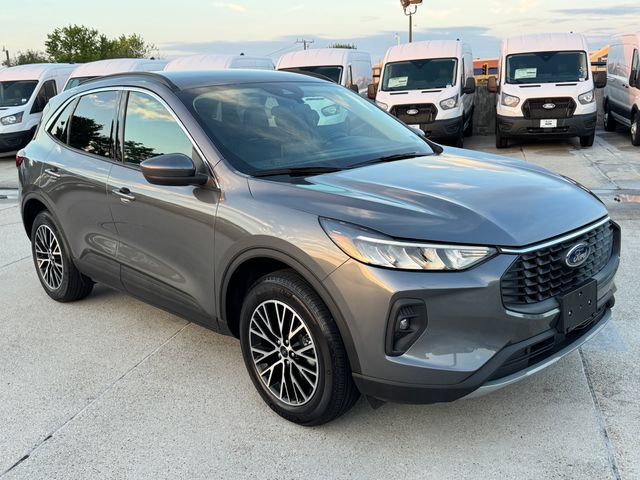 Certified 2024 Ford Escape SE w/ Class II Trailer Tow Package FWD image 3
