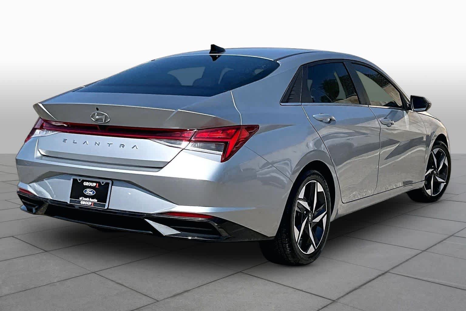 Used 2022 Hyundai Elantra SEL w/ Convenience + Premium Package FWD image 13