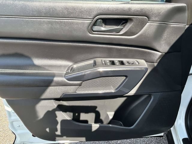 Used 2025 Nissan Pathfinder SV AWD/4WD image 17