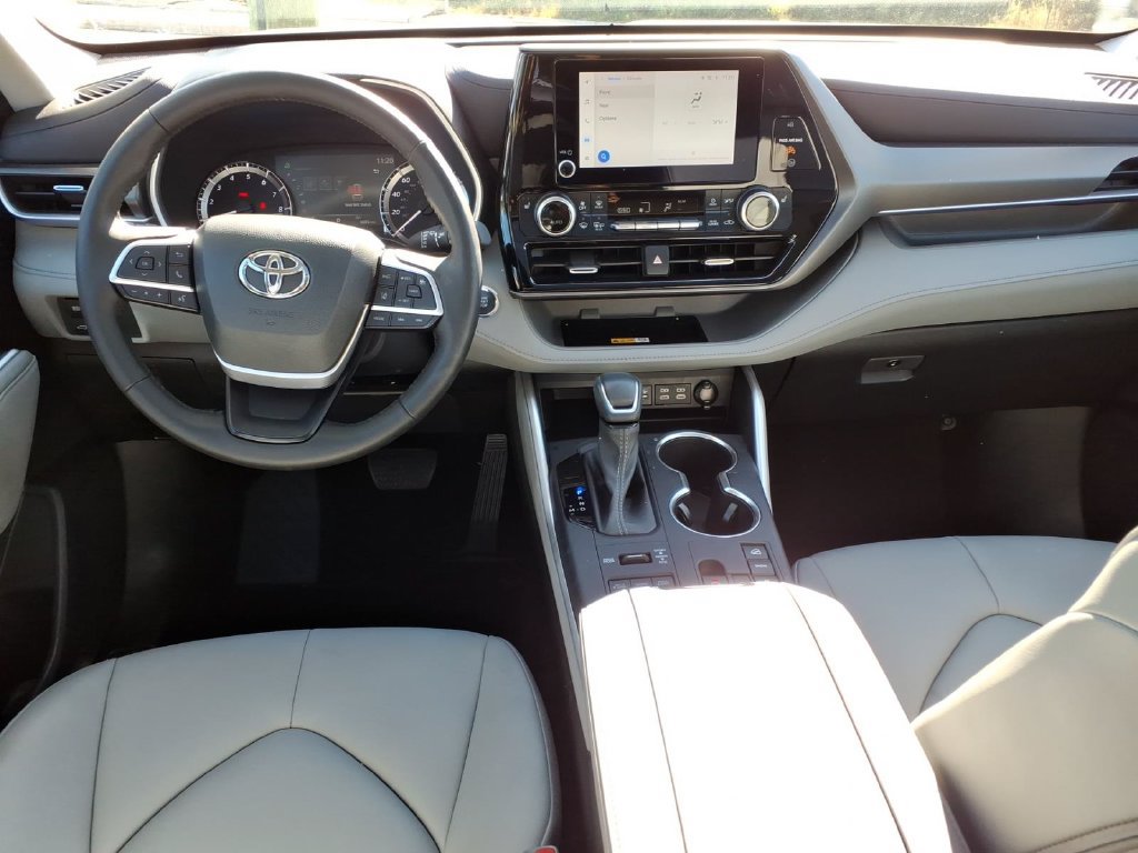 Used 2023 Toyota Highlander XLE AWD/4WD image 6