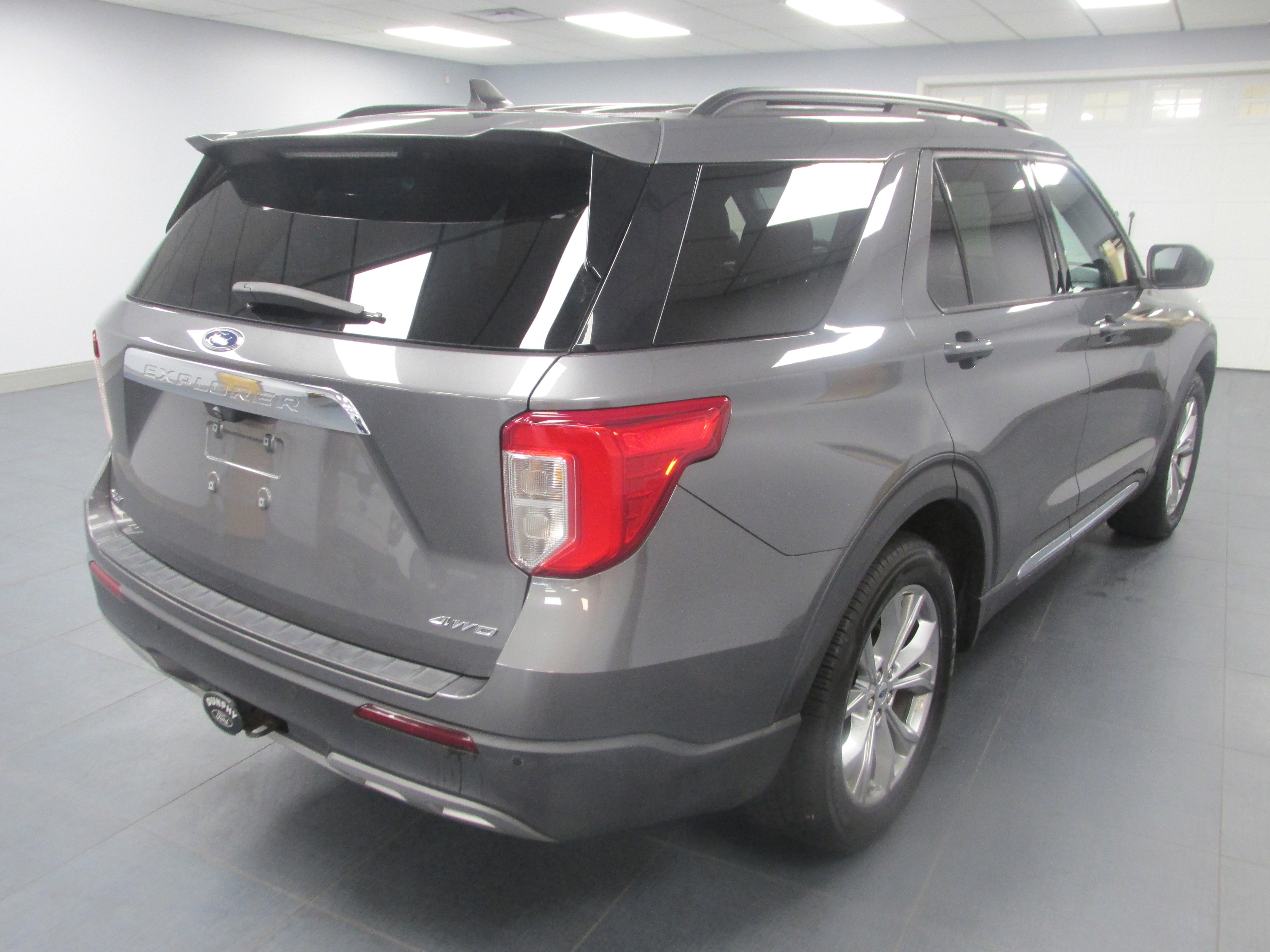Certified 2021 Ford Explorer XLT w/ Equipment Group 202A AWD/4WD image 5