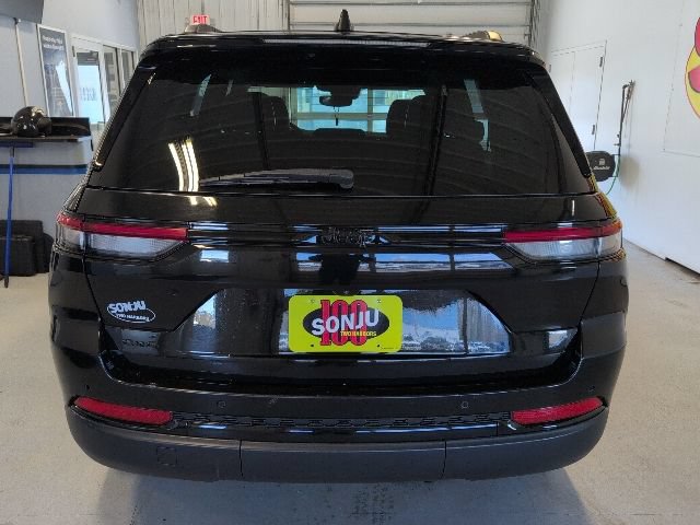 Used 2023 Jeep Grand Cherokee Altitude AWD/4WD image 4