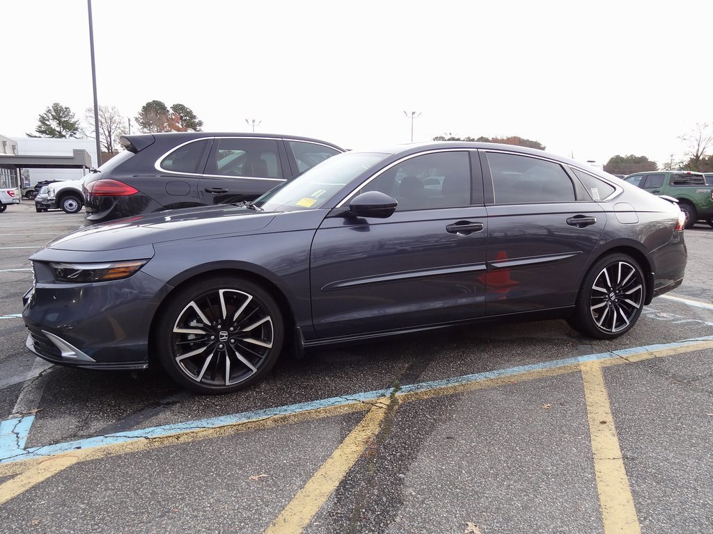 Used 2023 Honda Accord Touring image 2