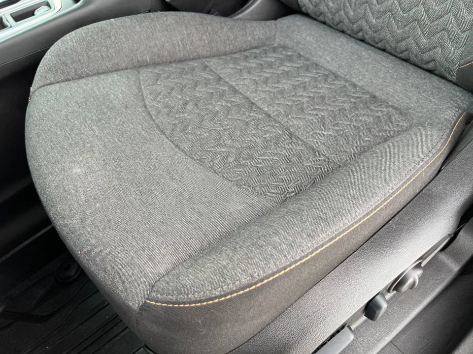 Used 2022 Chevrolet Equinox LT w/ LPO, Floor Liner Package image 14