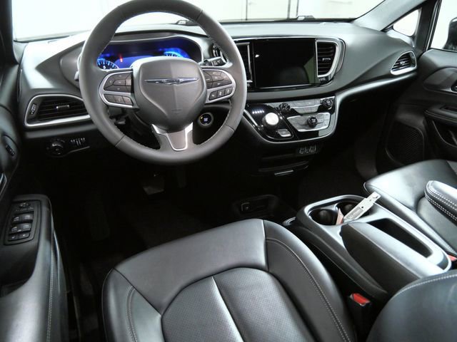 Used 2025 Chrysler Pacifica Select image 8