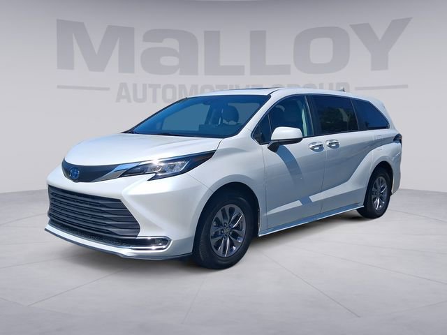 Used 2023 Toyota Sienna XLE FWD image 1