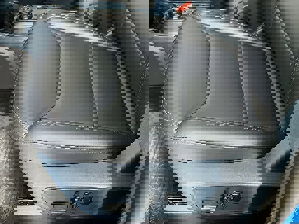 Certified 2025 Ford Maverick Lariat w/ Black Appearance Package image 29