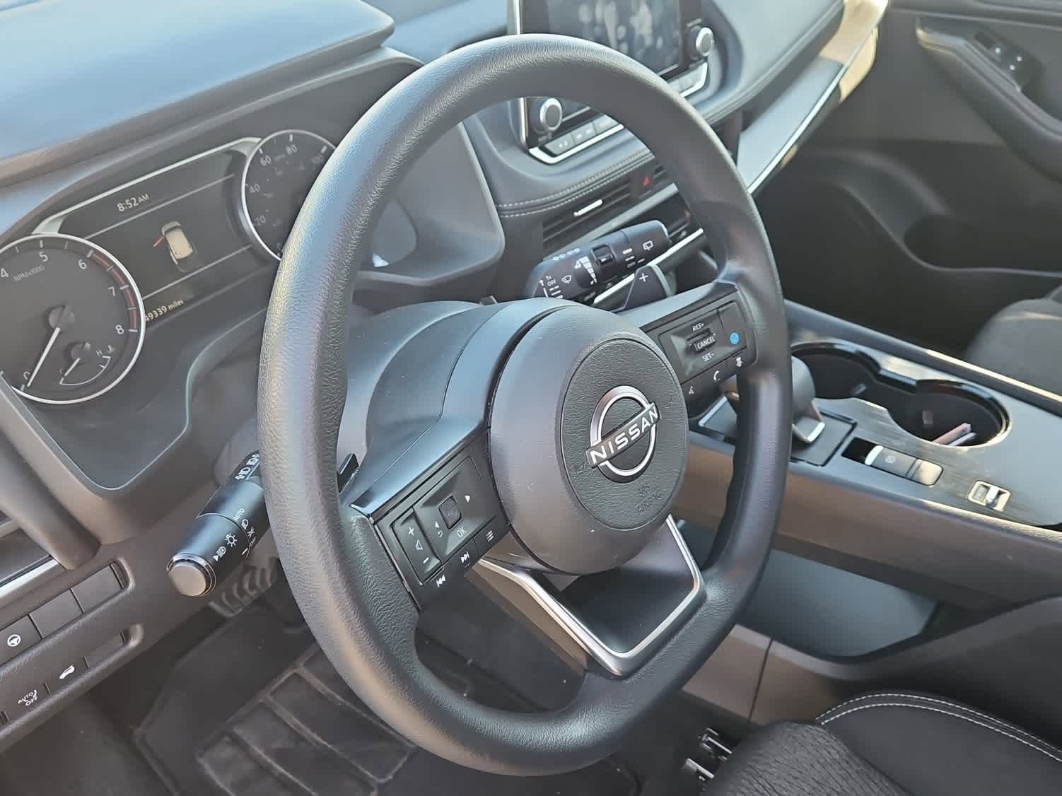 Used 2024 Nissan Rogue SV image 2