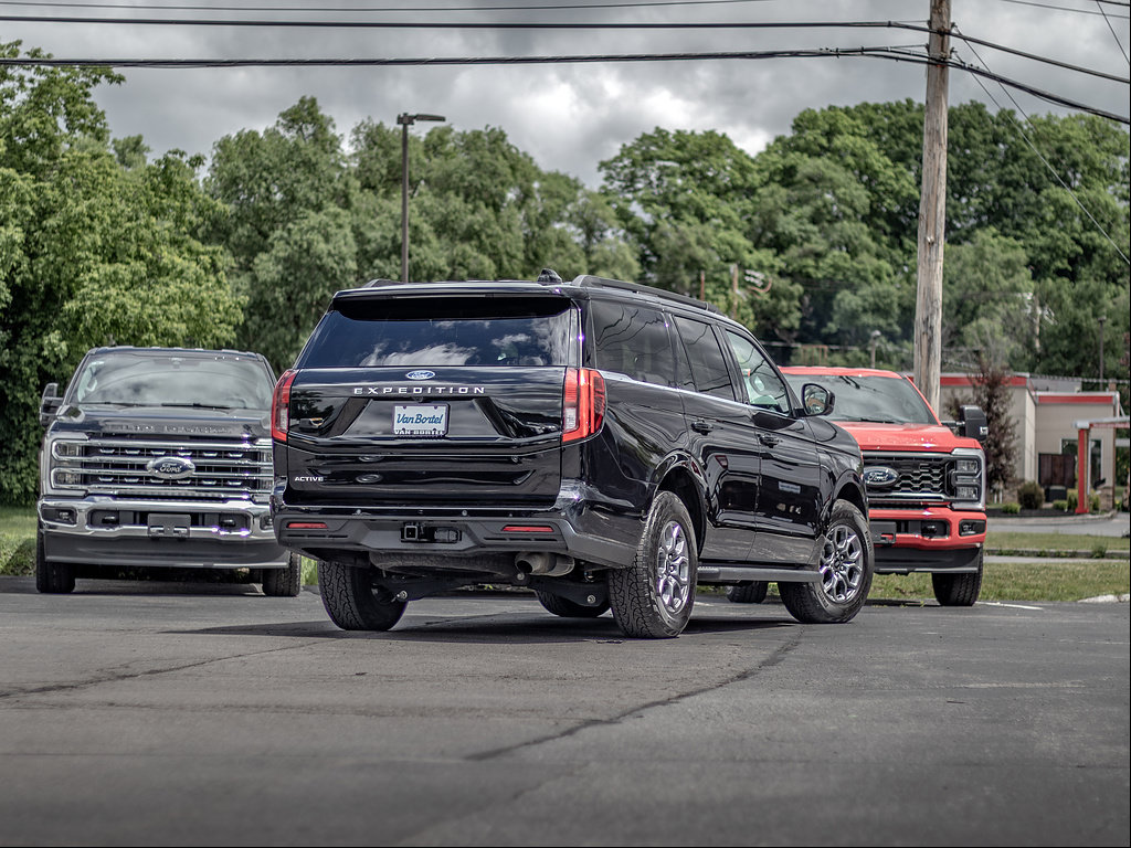 Certified 2025 Ford Expedition Active AWD/4WD image 6