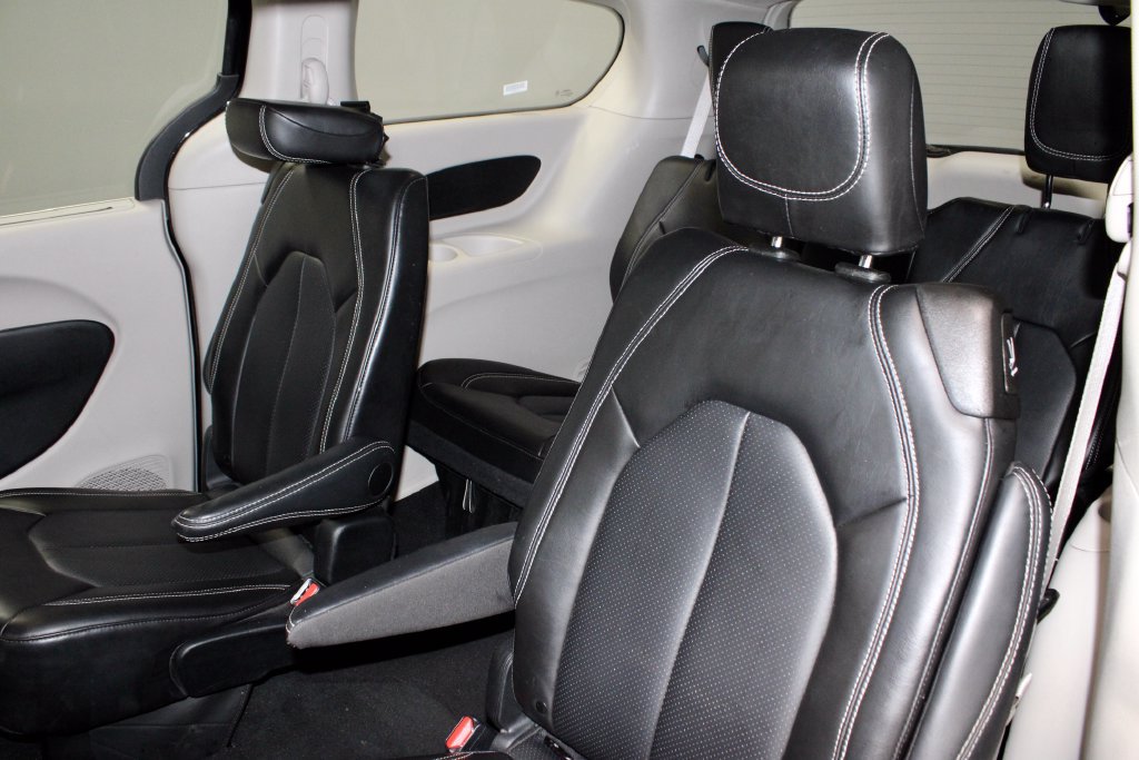 Used 2024 Chrysler Pacifica Touring-L FWD image 22