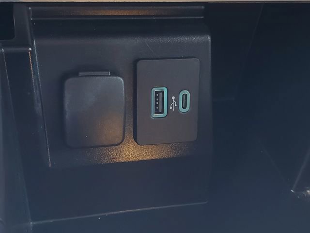 Certified 2021 Ford Explorer XLT w/ Equipment Group 202A image 20