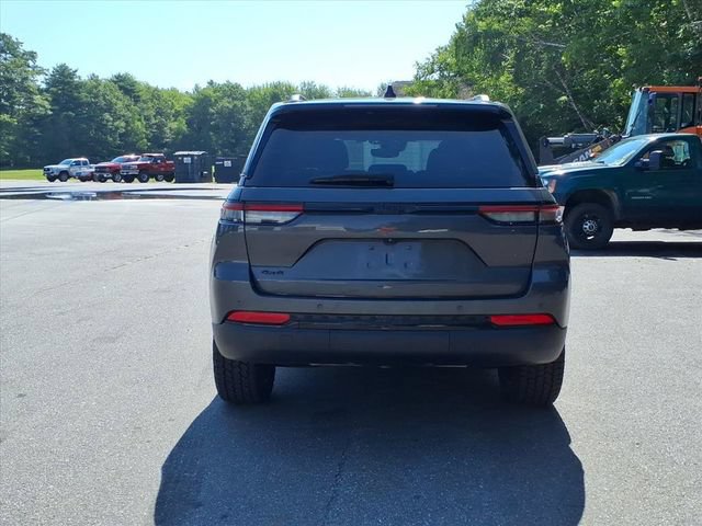 Used 2022 Jeep Grand Cherokee Altitude AWD/4WD image 6