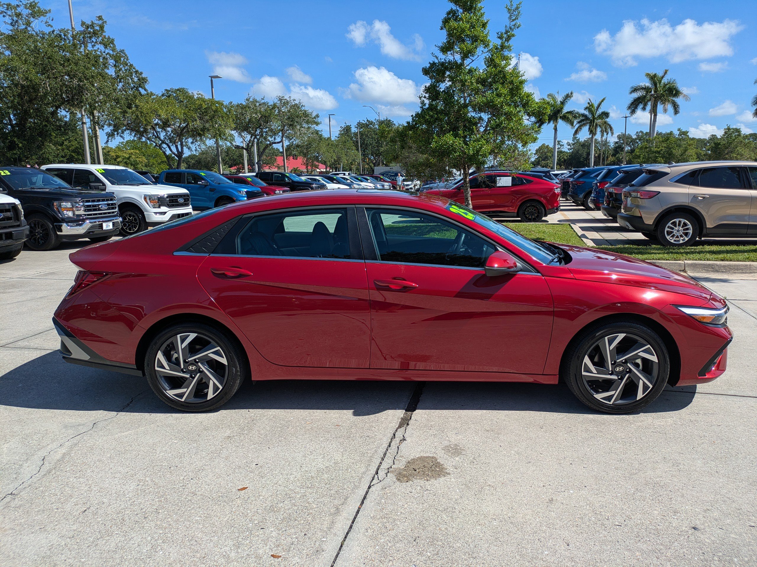 Used 2025 Hyundai Elantra Limited w/ Cargo Package FWD image 3