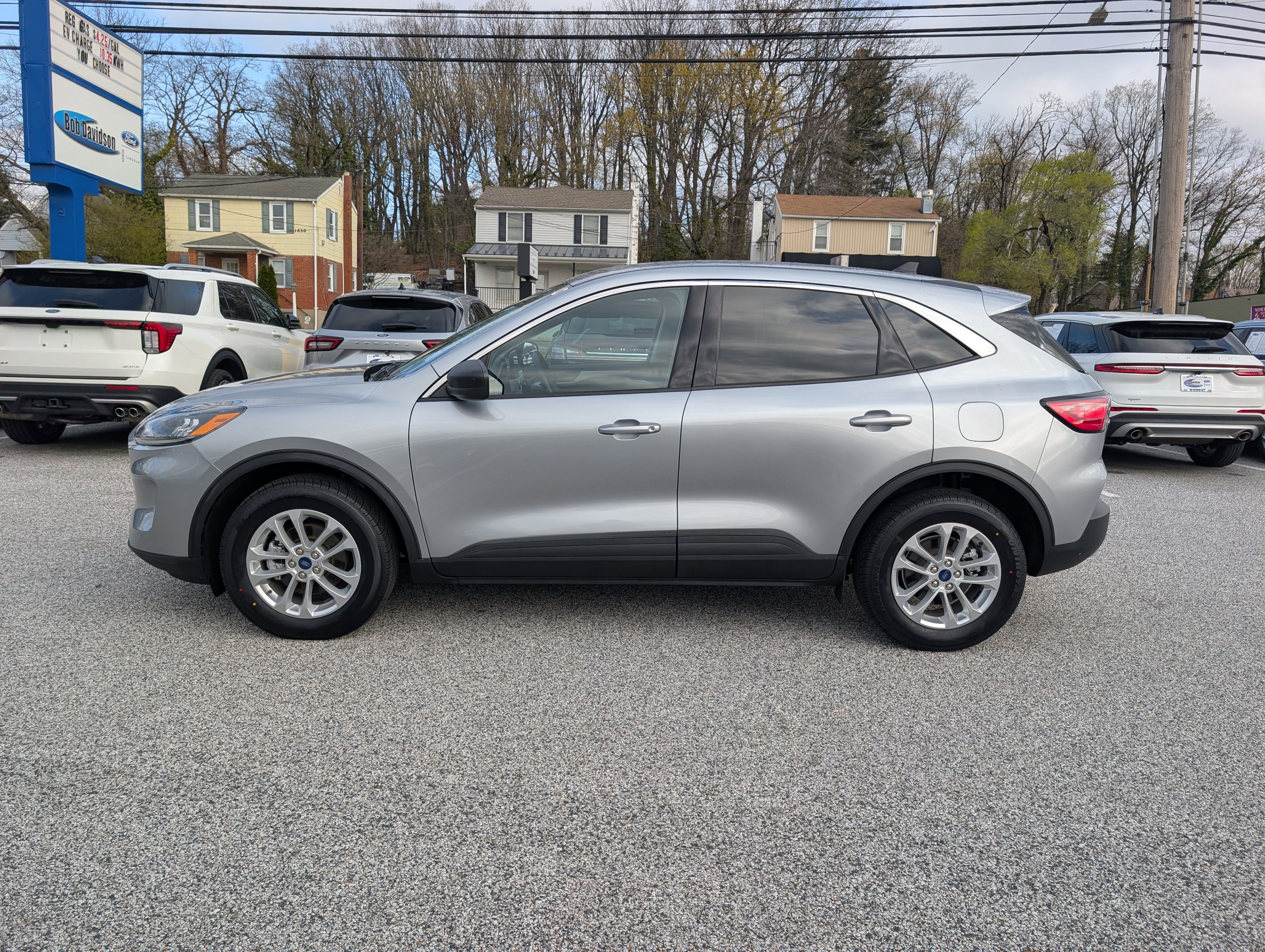 Certified 2022 Ford Escape SE w/ Cold Weather Package AWD/4WD image 3
