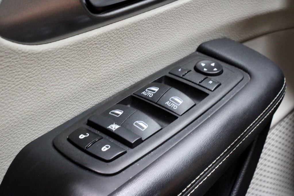 Used 2024 Chrysler Pacifica Touring-L FWD image 24