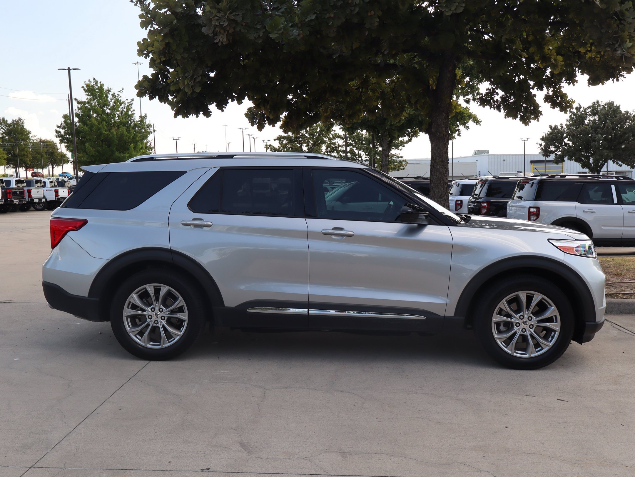 Certified 2022 Ford Explorer Limited RWD image 2