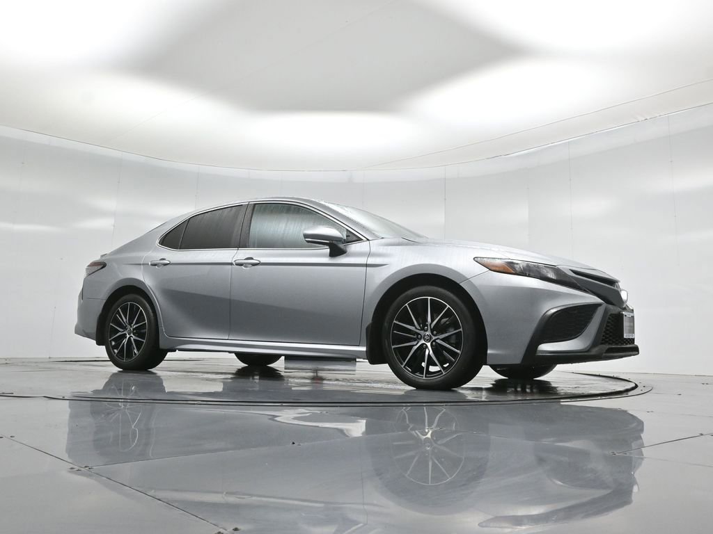 Used 2024 Toyota Camry SE image 2