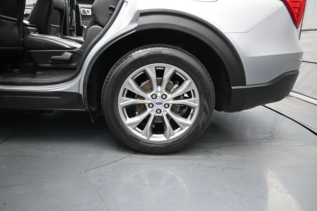 Certified 2021 Ford Explorer XLT w/ Equipment Group 202A RWD image 18