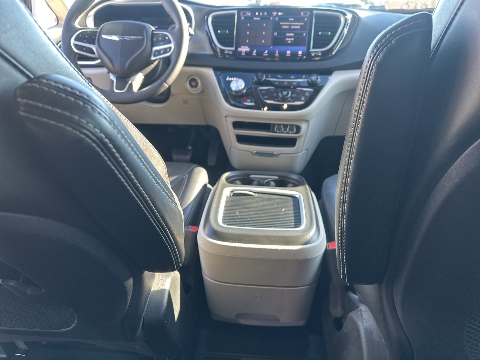 Used 2024 Chrysler Pacifica Touring-L image 28