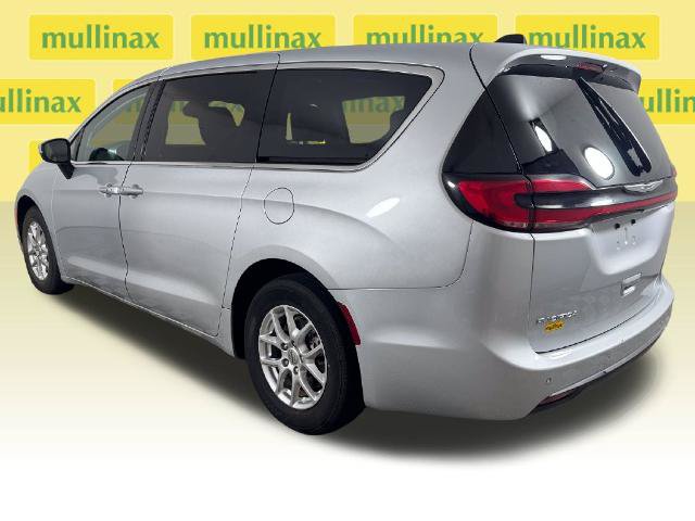 Used 2023 Chrysler Pacifica Touring-L FWD image 11