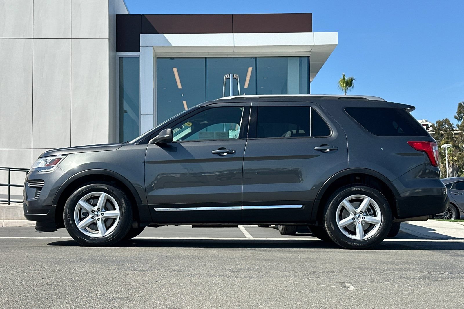 Certified 2018 Ford Explorer XLT FWD image 6