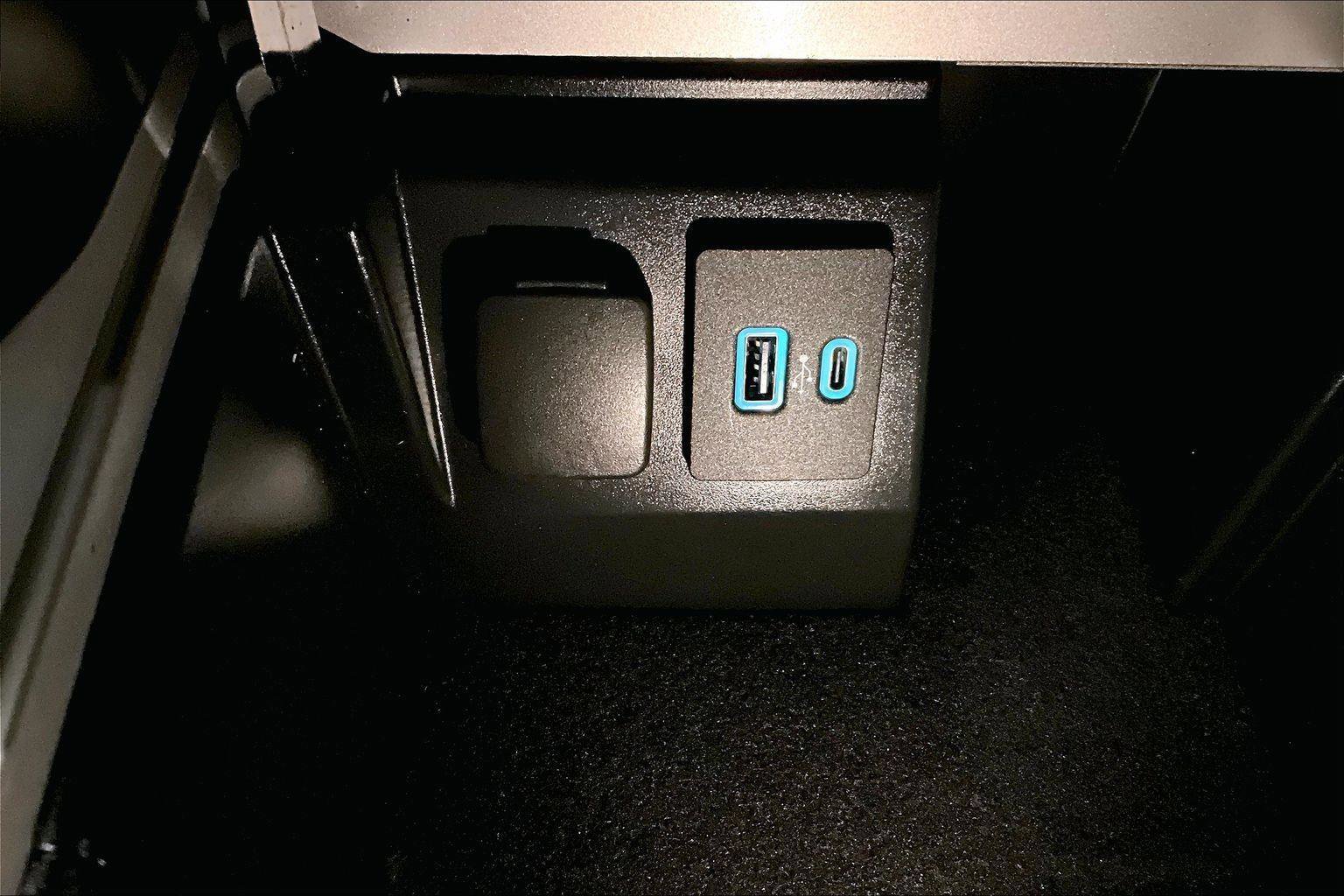 Certified 2021 Ford Explorer XLT w/ Equipment Group 202A image 32