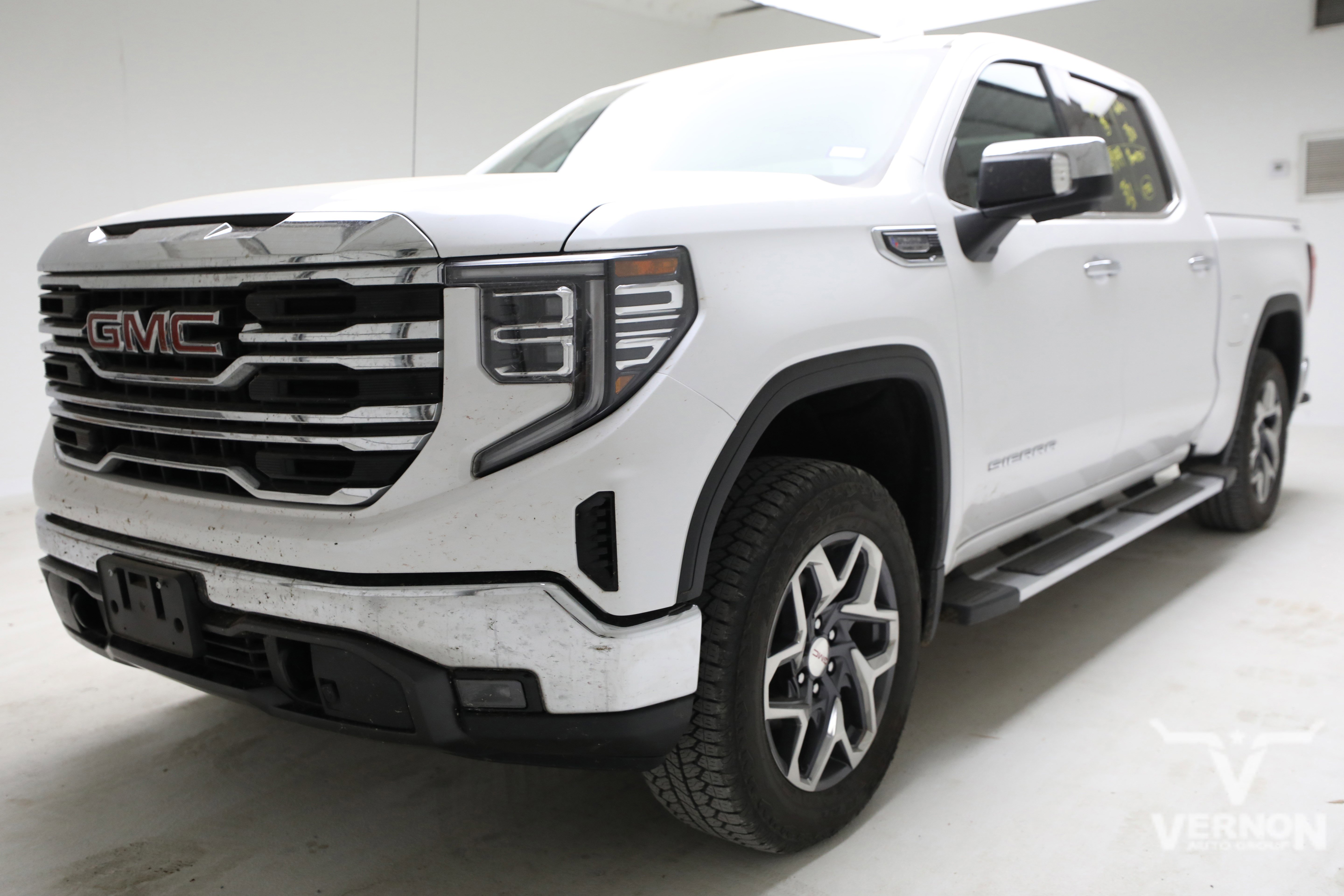 Used 2025 GMC Sierra 1500 SLT image 1