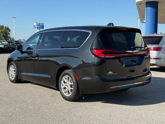 Used 2023 Chrysler Pacifica Touring-L FWD image 3