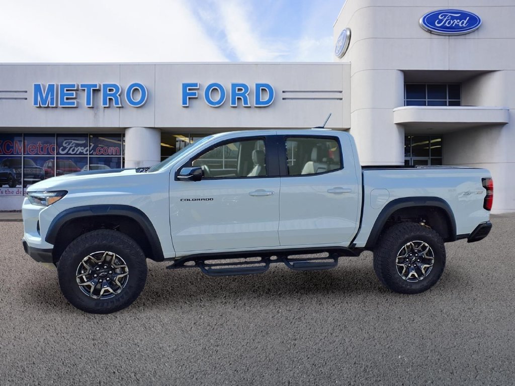 Used 2025 Chevrolet Colorado ZR2 w/ Technology Package AWD/4WD image 6